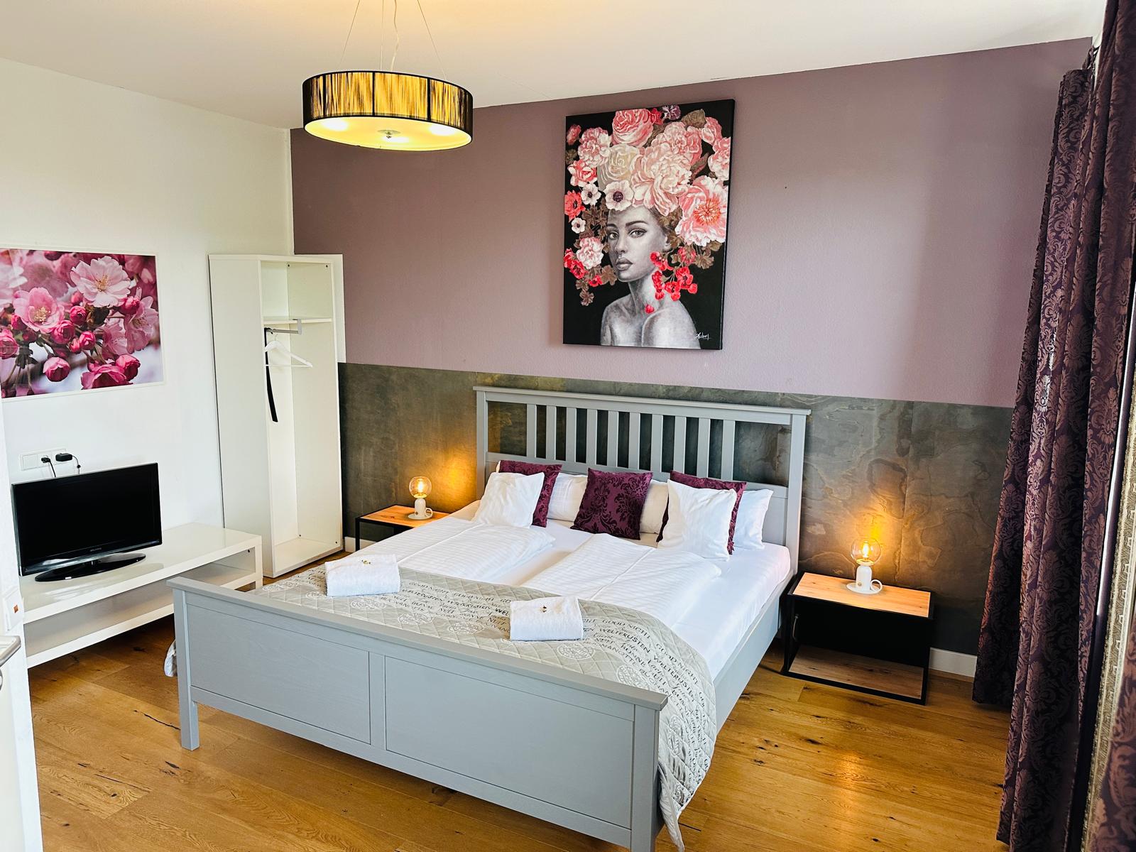 Gästezimmer mit Bett und Fenster