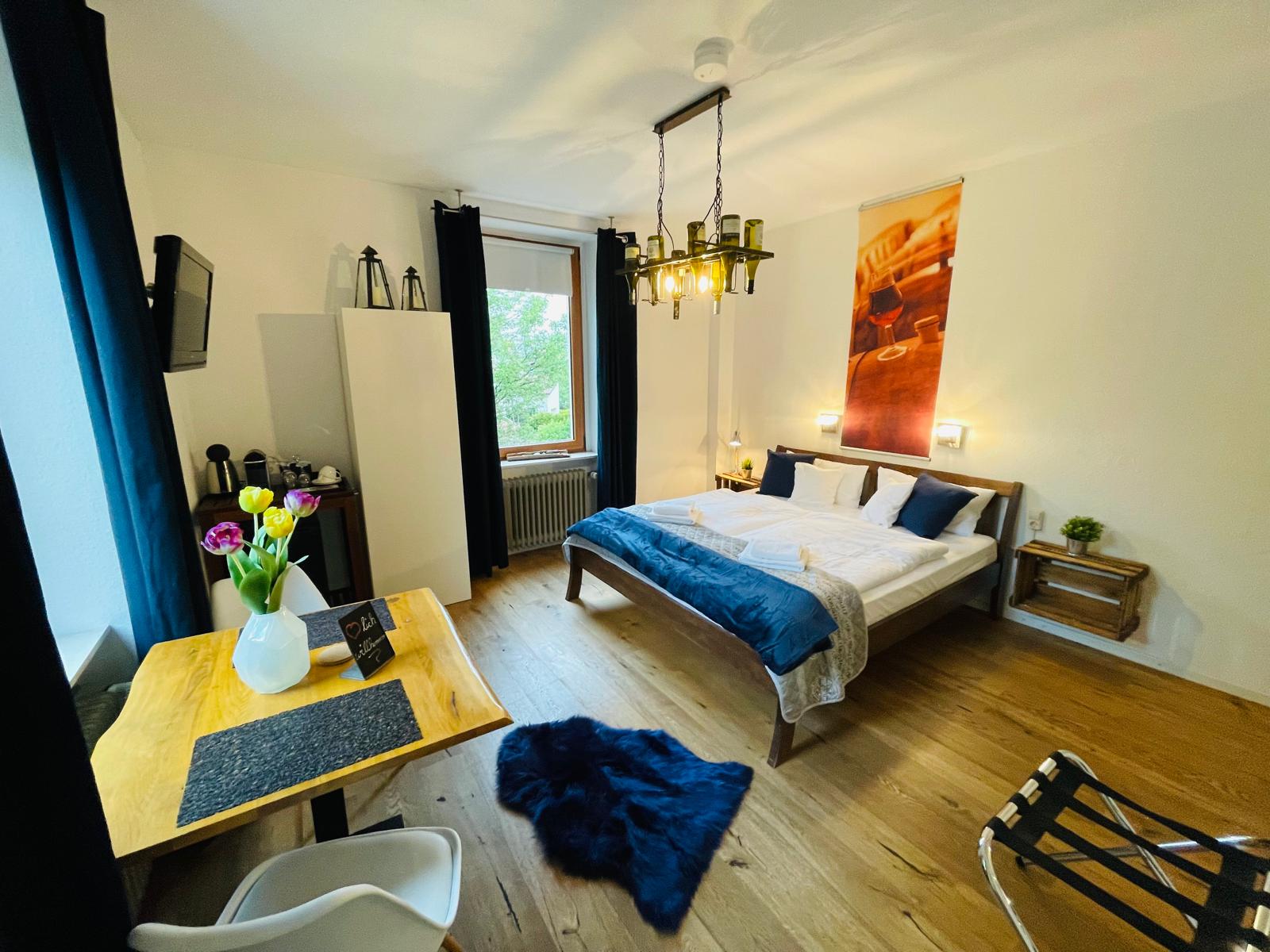 Gästezimmer mit Bett und Fenster