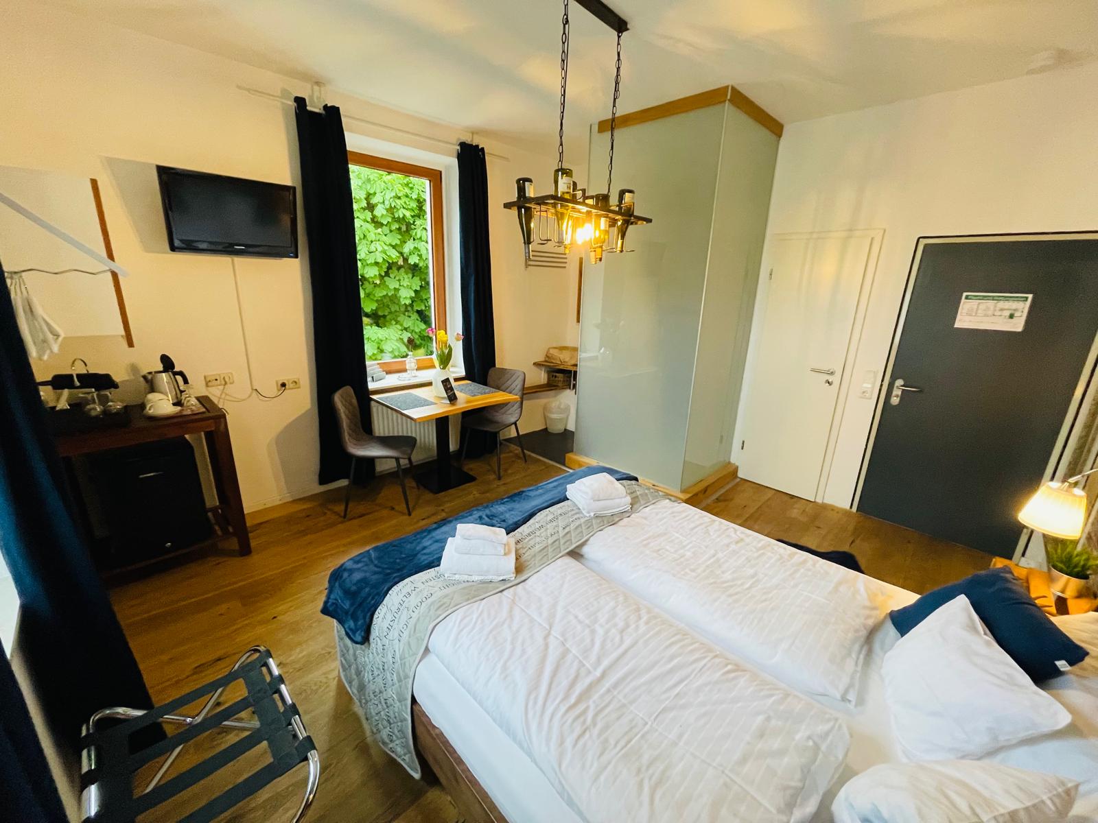 Gästezimmer mit Bett und Fenster