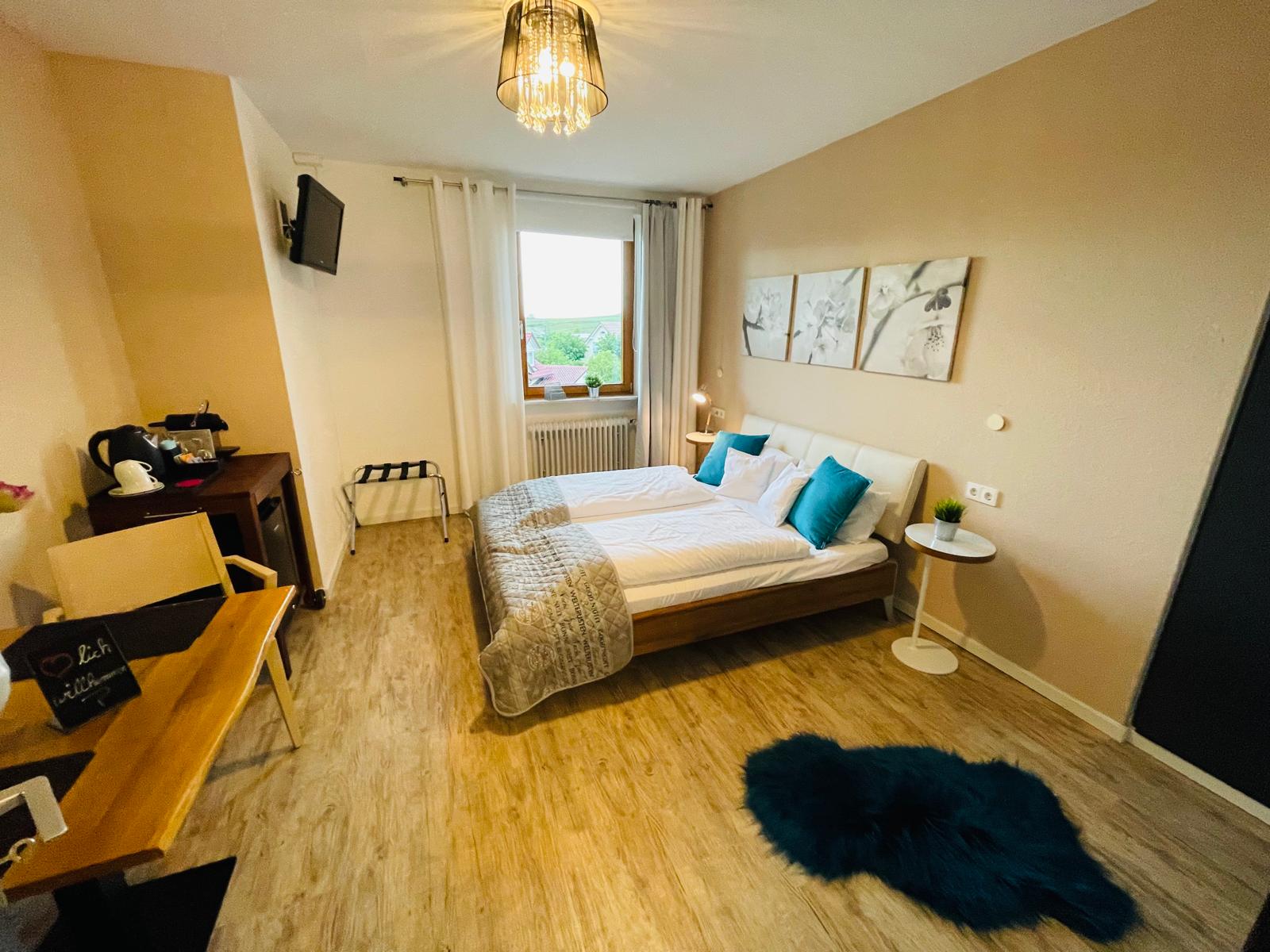 Gästezimmer mit Bett und Fenster