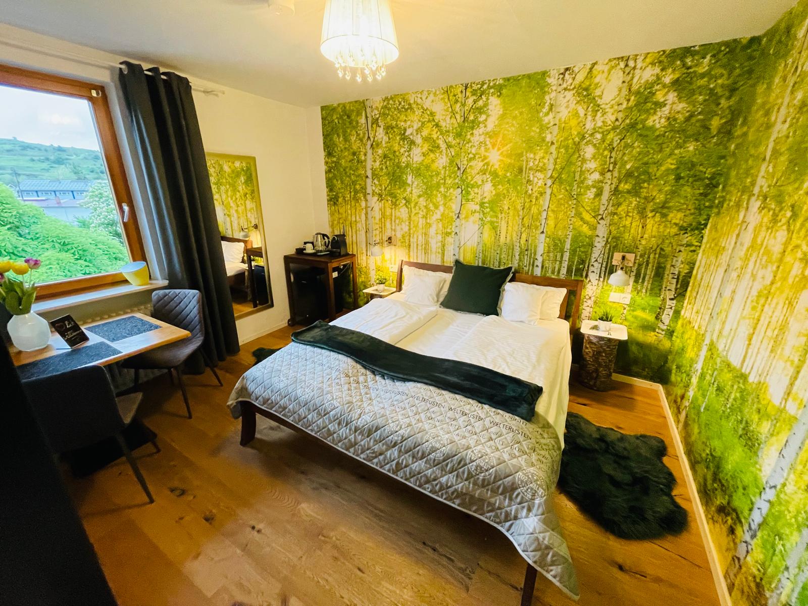 Gästezimmer mit Bett und Fenster