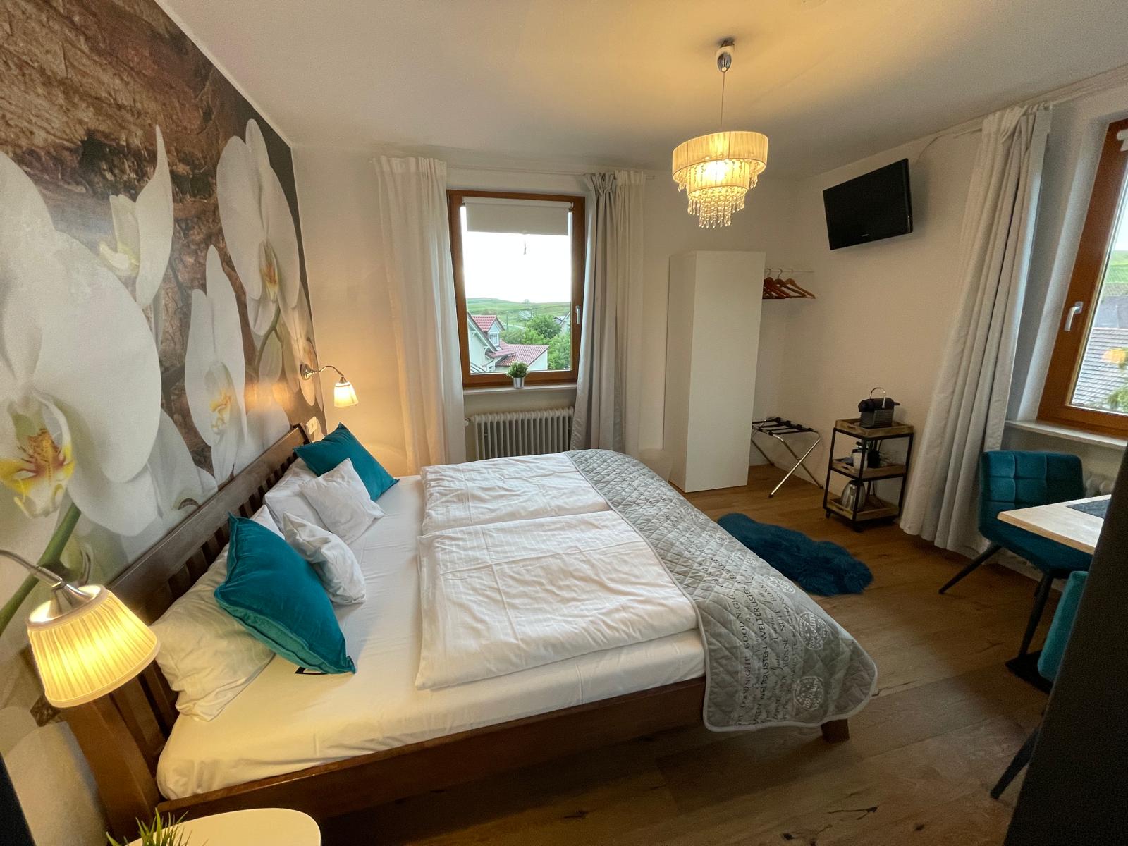 Gästezimmer mit Bett und Fenster