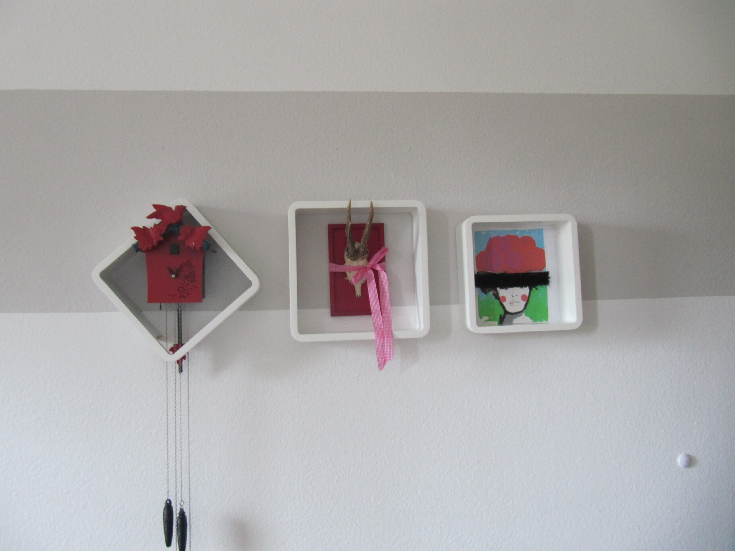 Gästezimmer mit Bett und Fenster